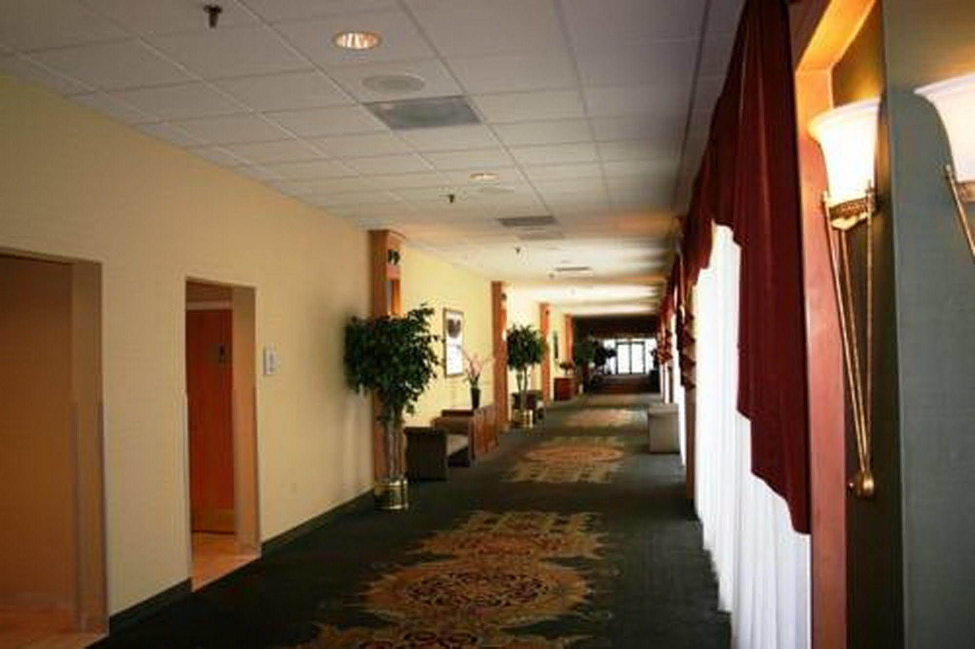 Magnuson Grand & Conference Center Somerset-Bridgewater Bagian luar foto