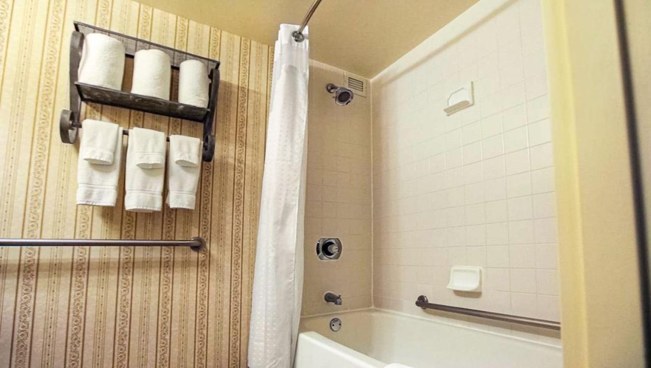 Magnuson Grand & Conference Center Somerset-Bridgewater Bagian luar foto
